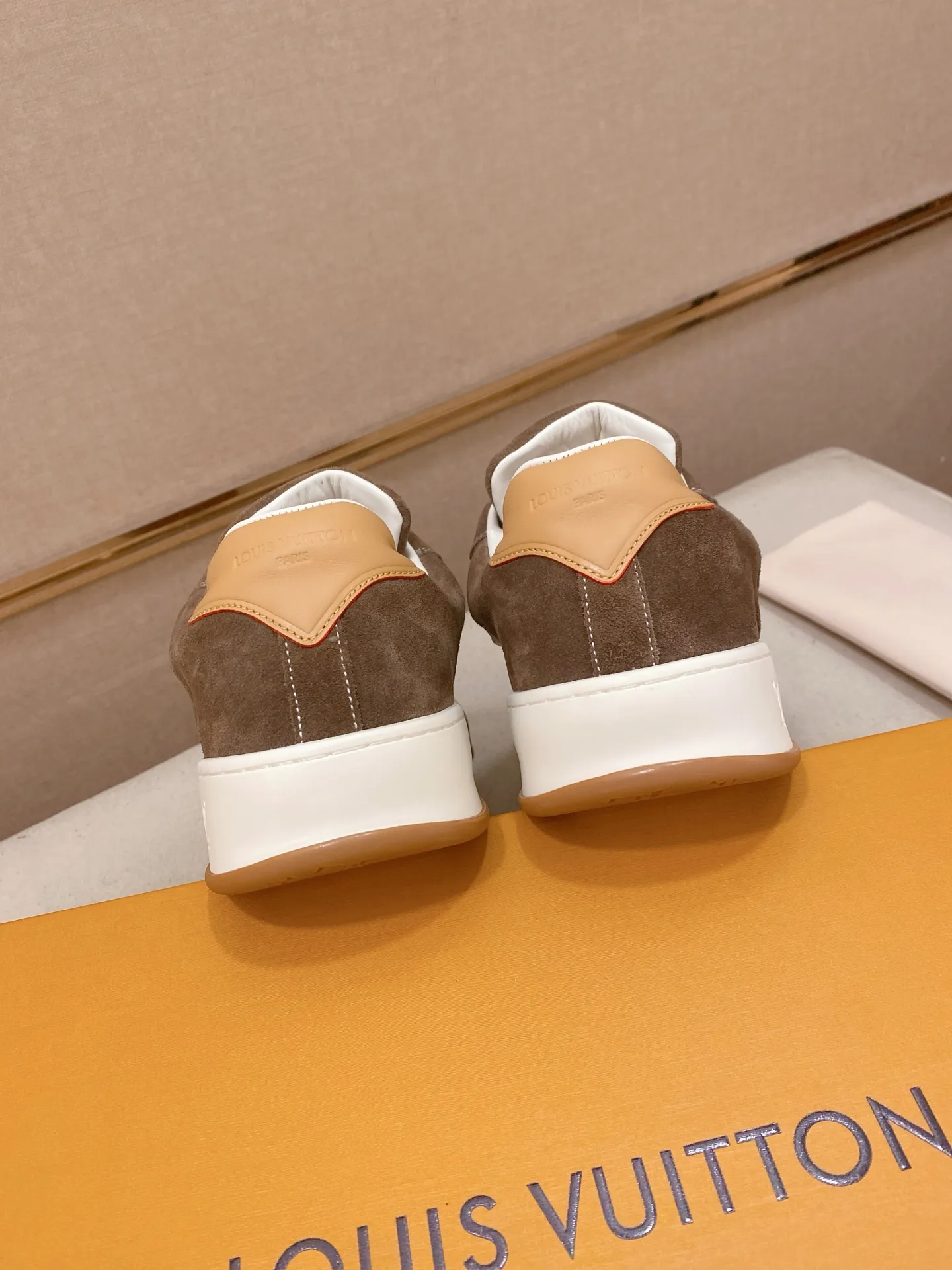 Factory price: 480💰 LV 🫏The colorful interpretation of BUTTERSOFT sneakers combines sheepskin, The colorful interpretation of LV BUTTERSOFT sneakers combines sheepskin and calfskin for a super soft feel. Designed by Pharrell Williams, this '60s-inspired shoe features a padded upper that's been crafted by Louis Vuitton craftsmen to further enhance the comfort of the leather. In addition to the LV initials, it features multiple signatures, including natural leather trim and an embossed pattern of Pharrell Williams and lobster on the side, referencing the Fall/Winter 2025 men’s show. A must-have artifact for fashionistas✅ Code number 38-44